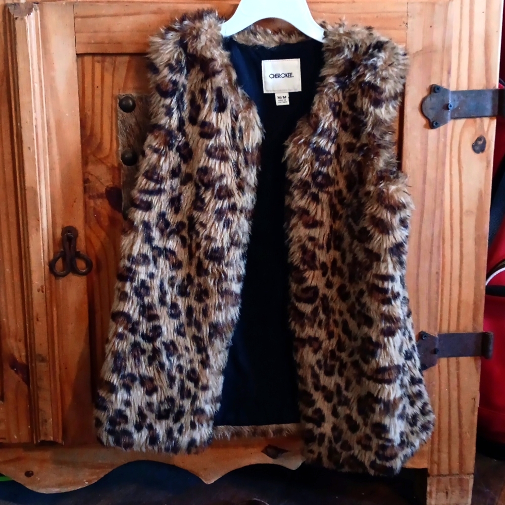 Girls leopard print vest.